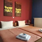 Smallhotel - *