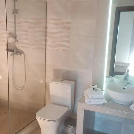 Smallhotel - *