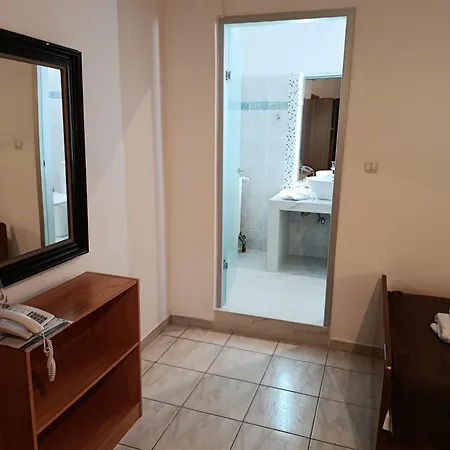Smallhotel - *
