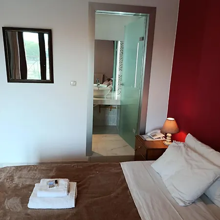 Smallhotel - *