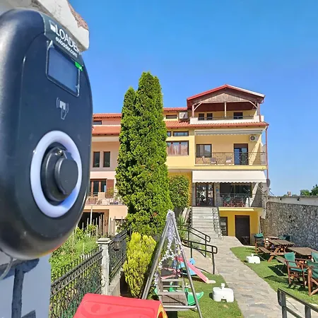 Smallhotel - *